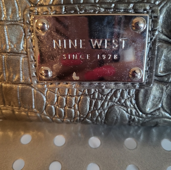NINE WEST SILVER CLUTCH - Picture 4 of 4